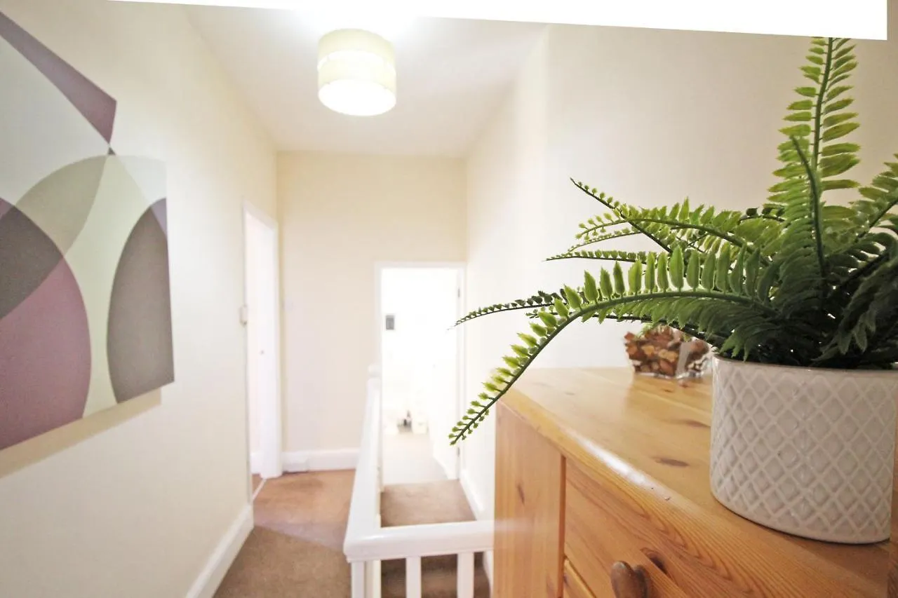 2 Bed, Up To 6 Guests Near Chester City Centre