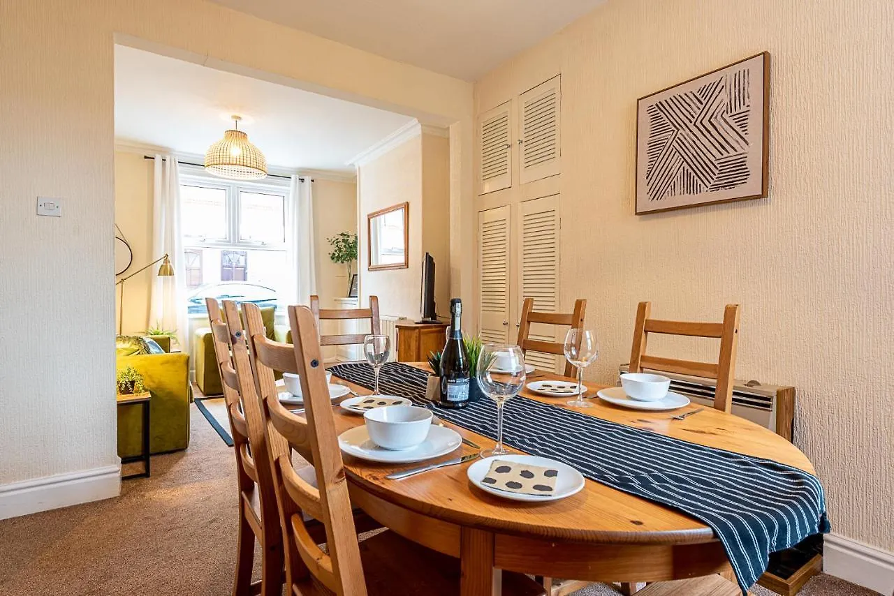 2 Bed, Up To 6 Guests Near Chester City Centre 0*,