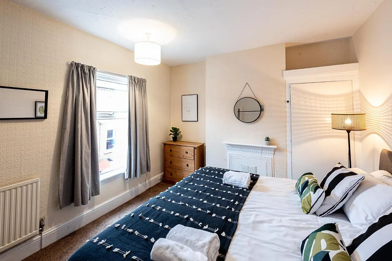 2 Bed, Up To 6 Guests Near Chester City Centre Apartment